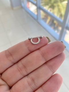 Piercing Argolinha Pequena Cravejada Slim com Haste em Aço