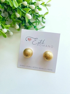 Brinco Bola Detalhada 12mm - Banhado a Ouro 22k - comprar online