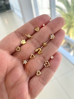 Piercing Reto Flor Cravejada em Aço Banhado a Ouro - comprar online