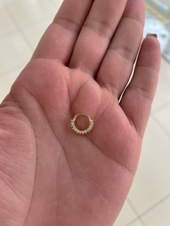 Piercing Argolinha Torção Cravejado 10mm em Aço Banhado a Ouro - comprar online