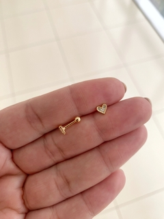 Piercing Reto Coração Cravejado em Aço Banhado a Ouro - Estilo Romano Semijoias 