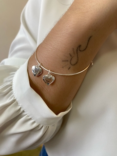 Bracelete Liso com Corações Pendentes - Banhado a Prata - comprar online