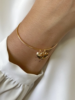 Bracelete Liso com Corações Pendentes - Banhado a Ouro - comprar online
