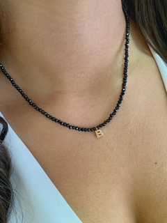 Choker Cristais Naturais Preto Brilhante Letra B - Banhado a Ouro na internet