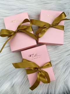 Imagem do Caixinha de Presente Estilo Romano Rosa com Dourado - 10x7,5cm