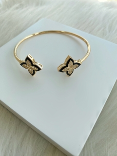 Bracelete Duas Flores Pretas Cravejadas - Banhado a Ouro - comprar online