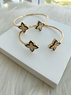 Bracelete Duas Flores Pretas Cravejadas - Banhado a Ouro - Estilo Romano Semijoias 