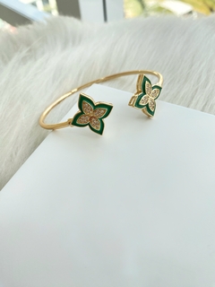 Bracelete Duas Flores Verdes Cravejadas - Banhado a Ouro