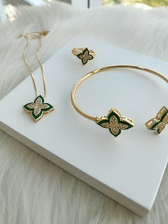 Bracelete Duas Flores Verdes Cravejadas - Banhado a Ouro - Estilo Romano Semijoias 