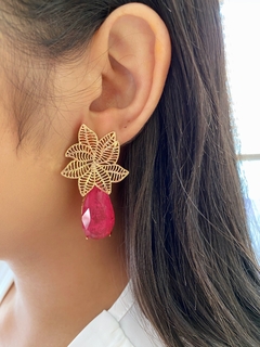 Brinco Flor com Gota de Luz Rosa - Banhado a Ouro - comprar online