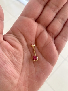 Piercing Umbigo Bolinha com Zircônia Rosa em Aço Banhado a Ouro - Estilo Romano Semijoias 