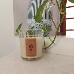 Vela aromática de soja en vaso de vidrio aroma vainilla