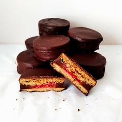 Alfajores de choco con corazon de frambuesa