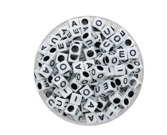 Plastico Letras Vocales Cuenta Cuadrada Blanco y Negro 6x6mm