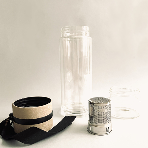Botella de vidrio con infusor y vaso incorporados