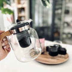 Té para cuatro. Tetera y vasos en vidrio + 2 tubos línea gris