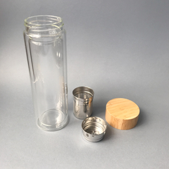 Botella de vidrio con infusor y tapa de bambú