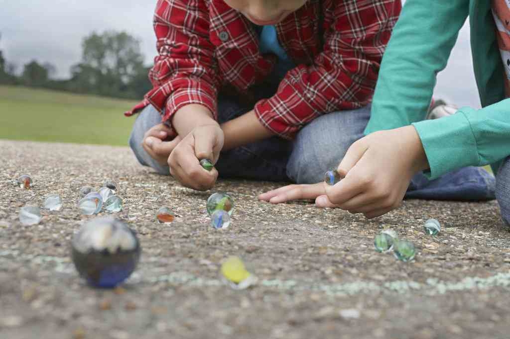 Kit diversos brinquedos -Mola Maluca -Cubo Mágico - Bola de gude