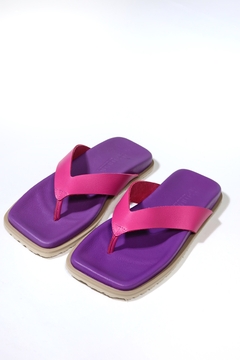 Chinelo de couro Roxo na internet