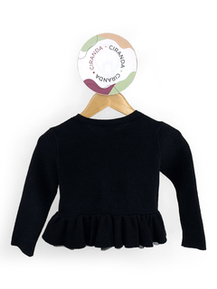 Casaqueto em tricot preto com barra em babado duplo e fechamento em botão na gola baby GAP Tam 3 usado em bom estado - comprar online