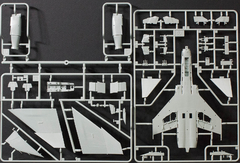 Academy - F-4J VFMA-232 Red Devils - 12556 - 1:72 - ArtModel Modelismo