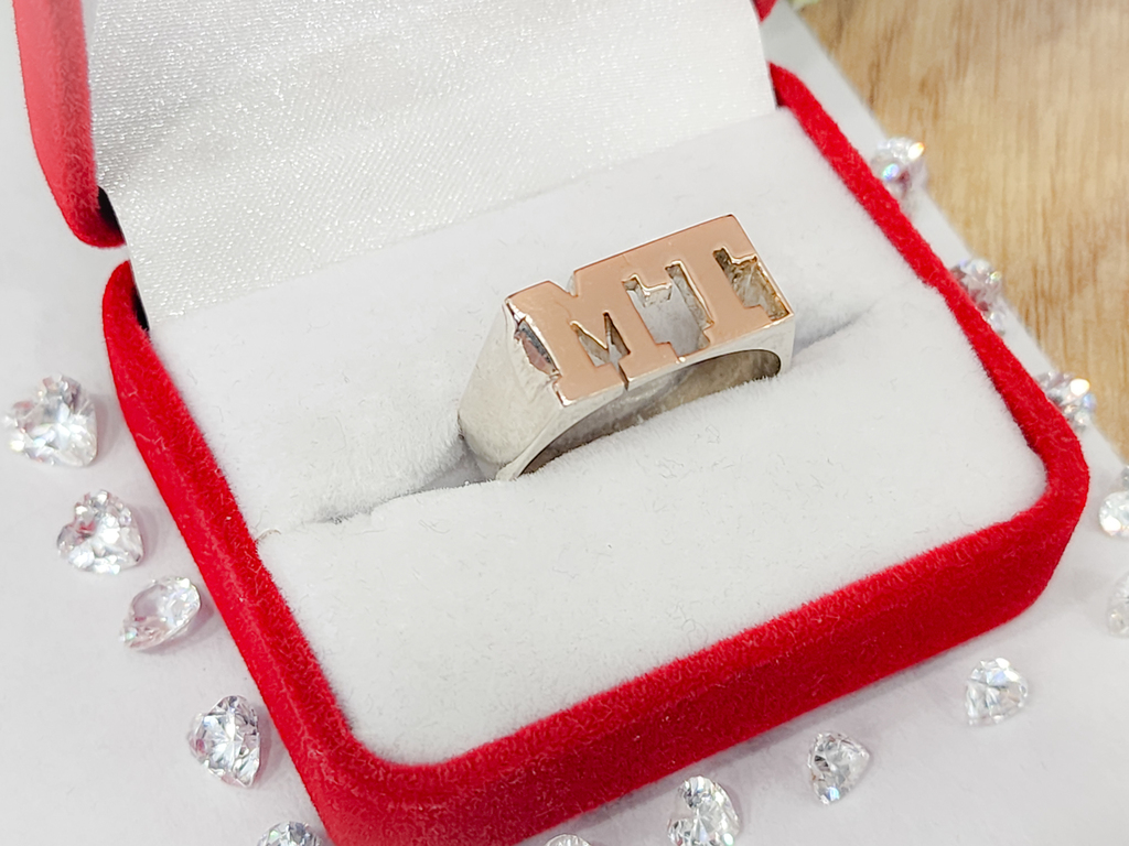 Anillo de iniciales plata y oro new arrivals