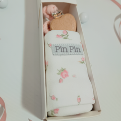 Mini Set con portachupete y babita estampada con flores - comprar online