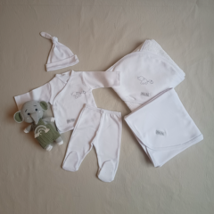 Set primeros mimos beige con estampa de elefante y muñeco elefantito - comprar online