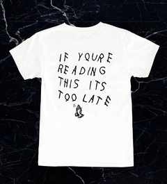 Remera If You're Reading This It's Too Late en internet