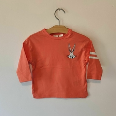 REMERA - H&M - TALLE 4 A 6 MESES - SALMÓN MOTIVO BUGS BUNNY