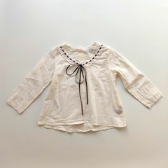 BLUSA LITTLE AKIABARA TALLE 24 MESES CRUDO CON NEGRO ML