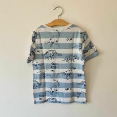 REMERA MC - H&M - TALLE 6 A 8 AÑOS - A RAYAS CELESTE Y BLANCO MOTIVO DINO - comprar online