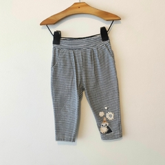 PANTALÓN - MOOMIN - TALLE 6 MESES - RAYAS AZUL CON MOTIVO BRUJITA