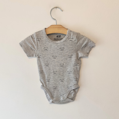 BODY - H&M - TALLE 2 A 4 MESES - GRIS MOTIVO RATONCITO MC