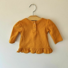 REMERA - LITTLE LASS - TALLE 3 A 6 MESES - PANAL MOSTAZA en internet