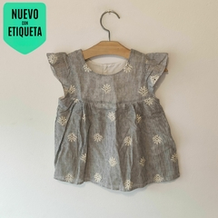 BLUSA - MAGDALENA ESPÓSITO - TALLE 24 MESES - A RAYAS GRIS Y BLANCO CON FLORES BORDADAS