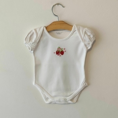 BODY MC - TALLE 3 A 6 MESES - BLANCO BORDADO FRUTILLAS