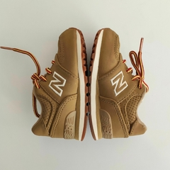 ZAPATILLAS - NEW BALANCE - TALLE AR 21,5 - MARRÓN CON CORDONES DE REPUESTO