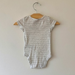 BODY - CARTER´S - TALLE 0 MESES - RAYAS GRIS LEYENDA LITTLE GUY - comprar online