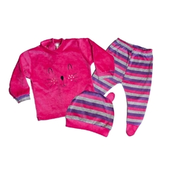 Conjunto Plush Bordado Fucsia Two + Caja Regalo