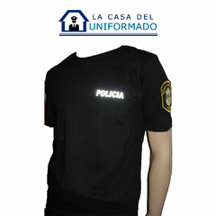 Remera De Policía Con Inscripción Reflectiva y Escudo Bordado