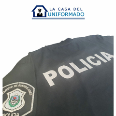 Remera De Policía Con Inscripción Reflectiva y Escudo Bordado - La Casa Del Uniformado