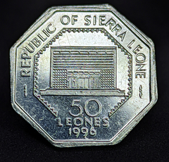 673 - Linda moeda de 8 lados de Serra Leoa 50 leones, 1996