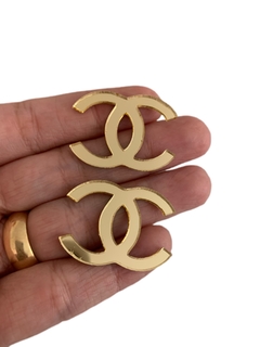 APLIQUE LOGO CHANEL MÉDIO DOURADO (2,5CM)- 2 UNIDADES