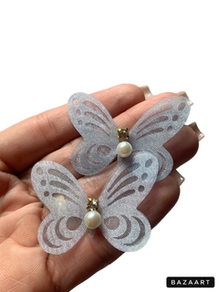 BORBOLETA EM ORGANZA COM PÉROLA E STRASS (5CM)- 2 UNIDADES - fitaseapliquestresmeninas.com.br