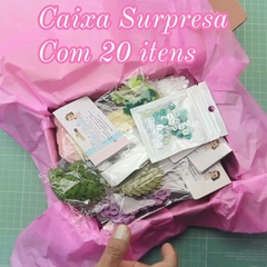 CAIXA SURPRESA - ESTOQUE LIMITADO - 20 Itens - Recortes Diversos + 1 Cartela de Botões de 11 mm Quadradinho Dupla Face