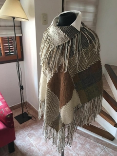 Poncho triangular con flecos - Combinado