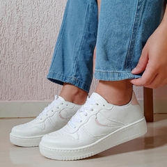Tenis branco com detalhes store