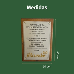 Placa metal inoxidable. Bronce cromado con base de madera - tienda online