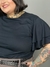 Blusa preta com babado Plus Size na internet